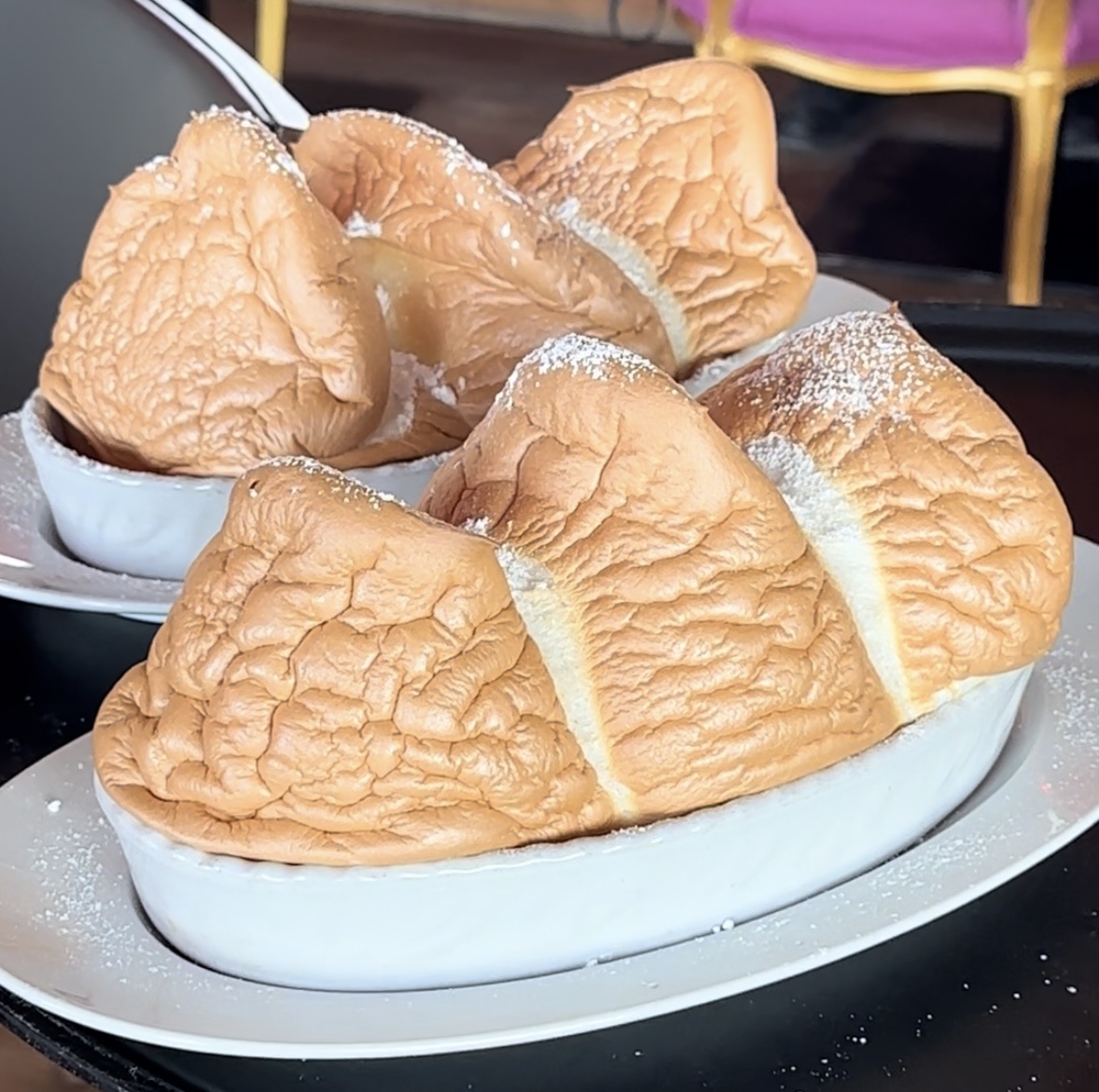 Salzburger Nockerln – waarbij drie soufflés op het bord de bergen rondom Salzburg symboliseren.